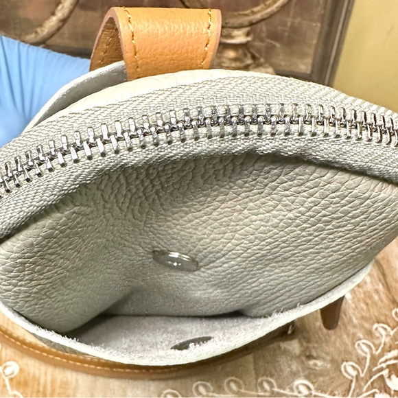 EUC Davinia Firenze Pebbled Italian Leather Small Crossbody in Pale Mint Green - Picture 6 of 12